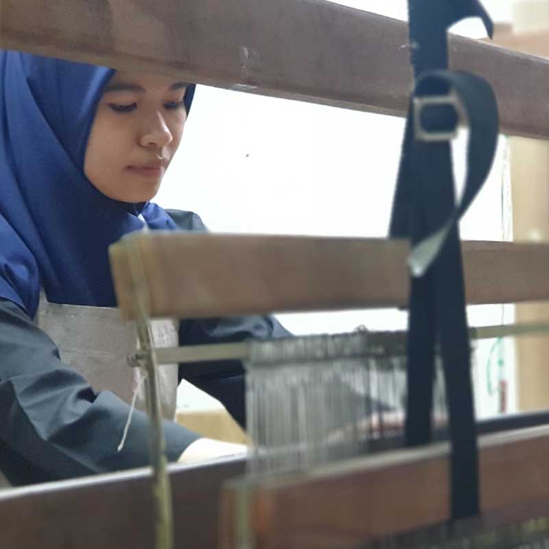 Proses Menenun di Rumah Tenun Magelang